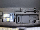トレイ下にはアンダートランクも備えております。パンク修理キットや車載工具もこちらにございます。
