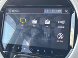 テレビやラジオ、スマートフォン連携などの選択肢が画面に並び、使いたい音源を選びやすい構成です。目的に合わせて切り替えられ、移動中の音楽や交通情報の利用にも便利です。