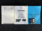 スマートキーは鍵をバッグに入れたままでもドアロックの開閉やエンジンのON・OFFができます。夜間や雨の日も鍵を探さなくて良いので便利です。