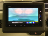 ギヤをR(バック)に入れるとナビの画面に後ろの映像が映るリアカメラ付です。後退時、コンディションが悪い視界でもカラーバックモニターがドライバーをサポートします。