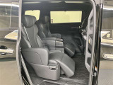 運転席シ-トポジションメモリー(2メモリ-)、ドライバー2名分のシ-トポジションを記憶・再現できる機能を搭載しています
