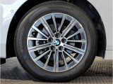 【BMWアロイホイル】軽量かつ強度に拘ったアロイホイル。走行性能ポテンシャルを引き出す設計。車の足元を引き締めてくれる大きなポイントはアロイホイルです。