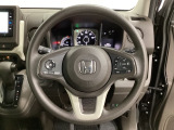 ハンドルにHondaセンシング系のクルーズコントロールやレーンキープアシストなどのスイッチと、オーディオの操作スイッチが装備されています。ハンドルから手を離さず安全に操作できます。