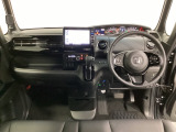 車内は光触媒抗菌消臭施工済です。スタイリッシュなデザインでスポーティなインパネ周りを演出します。グローブボックスやカップホルダーのほかにトレーなどたくさんの収納スペースが付いています。