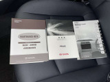メンテナンスノート、取扱説明書です。 その車の整備記録が事細やかに記録されています。 車が生まれてから今までどのような道を歩んできたのか判るとても重要な物ですよ。