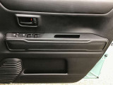 運転席のドアトリムデザインとパワーウィンドウスイッチ