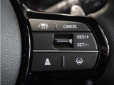 ◆アダプティブクルーズコントロール◆予め設定した車速内でクルマが自動的に加減速。前走車との適切な車間距離を維持しながら追従走行します。【LKAS】車線維持支援システムでステアリング操作を支援。