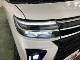 白く明るい光で夜間走行をサポートするLEDヘッドランプを搭載