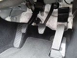 ペダルまわりや足元状態を確認できます。