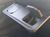 セカンドシートで使用できるドリンクホルダー装備ですよ!
