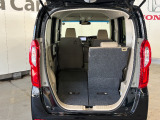 N-BOXの2列目シートは片側だけダイブダウン可能!後席の乗車スペースを残しながら荷室を広げられ、長さのある荷物も積載できます。乗る人や荷物に合わせて便利にアレンジできます。