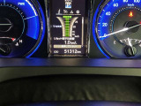 視認性に優れたメーターを採用しており、走行中でも車速や情報が分かりやすく表示されます。運転時の視線移動をむりのない範囲に抑え、快適で安心感のあるドライブをサポートします。