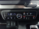 運転席からも手が届きやすく、操作しやすい空調コントロールパネル。オートエアコンなので操作の煩わしさが無くオールシーズン快適にドライブできます。快適空間で運転に集中できますね。
