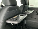 【パーソナルテーブル】セカンドシート用に前席の背もたれの裏側に折り畳み式テーブルがあります。ちょっとした食事をとるときにとっても便利です♪
