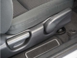 ◆シートハイトアジャスター◆運転席を上下に高さ調節ができます!運転ポジションを体格に合わせてシート調整できます。