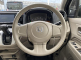 手に収まりやすい形状で、運転席からメーターや周囲のスイッチにも目を配りやすい配置です。握る位置を確かめやすく、日常の運転時に自然な姿勢でハンドルを操作できます。