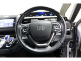 運転中もハンドルでの操作が可能です。特に高速道路等の目が離せない運転時には、便利さだけでなく、安全性も兼ね備えております。
