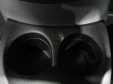 フロント中央に大型のドリンクホルダー付いています。