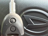【キーレス】少し離れた場所からでもボタン一つでドアの開錠・施錠ができるのでとっても便利!ドアの鍵穴周りに傷をつけることもありません♪
