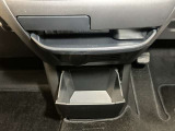 お気に入りのCDなどが収納できる格納式ボックス★