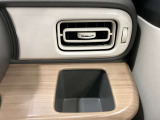 【運転席ドリンクホルダー】使いやすさに配慮したドリンクホルダー