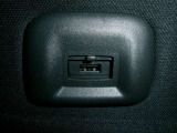 また、助手席側にUSB電源も付いていますので、後部座席に座っている方も、スマートフォンなど充電できます♪