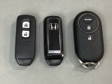 スマートキーを装備しています。鍵を差し込むことなくドアロックの開け閉めと、スタートボタン操作でのエンジンスタートができます。加えて、純正リモコンエンジンスターター用の操作キーもついています。