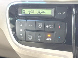 【オートエアコン】一度お好みの温度に設定すれば、車内の温度を検知し風量や温度を自動で調整。暑い&hellip;寒い&hellip;と何度もスイッチ操作をする必要はありません。快適な車内空間には必須の機能ですね♪