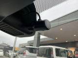 【フロントドライブレコーダー】走行中や駐車中の映像を高画質で記録し、事故やトラブル発生時の状況確認に役立つ安心装備。あおり運転対策や証拠保全にも有効で、日常のドライブをより安全にサポートします。