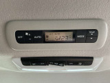 後席も車内の温度管理がワンタッチで簡単に出来るのがオートエアコンです。これでいつでも快適ドライブが出来ます!