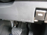 運転席足元にはニーエアバックが装備されており乗員を保護します。