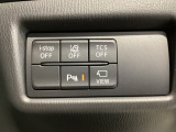 運転席脇のクラスタースイッチ部分にはカメラ切り替えスイッチ、パーキングセンサー、その他走行系スイッチを集中配置しております。