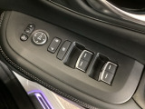 運転席のスイッチで全てのウィンドウの開閉操作を行うことができます。ロックボタンをONにしておくと、運転席以外のウィンドウは作動しないのでお子様を乗せているときなども安心ですね♪
