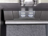 充電用USB端子付き。スマートフォンなどの充電に便利です。