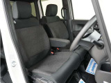運転席のスペースはゆったりしていて、視界も広く確保されているので普段の運転からロングドライブまで快適です。