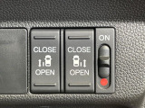 【両側パワースライドドア】スマートキーや運転席のスイッチで後席両側スライドドアの開閉が可能♪電動だから力を入れてドアを開ける必要が無く、小さなお子様でも簡単に開け閉めでき快適です♪