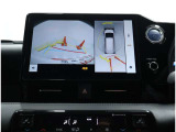 パノラミックビューモニター装備!バックビュー/車両に取り付けたフロント、サイド、バックカメラの映像を合成して画面上に表示させることで、バックするときにはアシストラインし、車庫入れや縦列駐車をサポート。