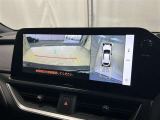 バックカメラの他に上から見下ろしたような画像が見れるアラウンド(全方位)モニター。前後左右を把握できる、すごい機能が装備されています!