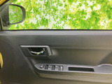 ドアまわりにパワーウインドウのスイッチが集まり、運転席から各窓を操作しやすい配置です。ミラー調整用のスイッチも近く、手元で確認しながら扱えます。乗り降りの際にも使いやすく、日常の移動に便利です。