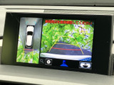 周囲を確認する映像と車両の位置を示す表示が並び、駐車時の周辺確認をサポートします。画面を見ながら車両の向きや距離感を把握しやすく、日常の駐車に便利です。