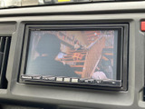 映像を表示できるモニターを装備しています。画面下には音量やメニューなどのボタンが配置され、車内で映像コンテンツを楽しむ際に活用できます。表示内容は状況に応じてご確認ください。
