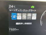レーンディパーチャーアラートとは車線または走路からの逸脱の可能性を警告すると共に、車線または走路からの逸脱を避けるためのハンドル操作の一部を支援する機能です。詳細は販売店スタッフまでおたずねください。