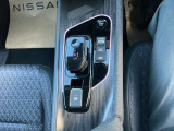 電気自動車およびe-POWER車特有の、軽い操作感なシフトレバー。パーキングブレーキは電磁式です。