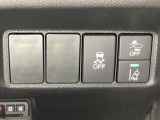 Hondaセンシング用の、VSA(ABS+TCS+横滑り抑制)解除と路外逸脱抑制機能のオンオフスイッチなどはハンドルの右側に装備しています。