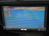 カロッツエリアのフルセグTVナビ付です。フルセグテレビ視聴、CD・DVD再生等が可能です。後付けでBluetooth機能も使えるようにしておりますので、通話やスマートフォンから音楽を楽しめます。バックカメラも取付済。
