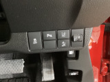 横滑りを防止するVSA等のスイッチは運転席の右側、手の届きやすい位置にあります。