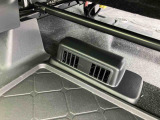 運転席の下に後席の方用にリヤヒーターダクトを装備しています♪