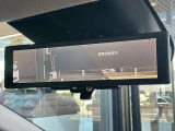 スマートルームミラーは、車両後方に設置されたカメラの映像を、ルームミラーに映し出すことで、死角をなくし、安全性を向上させることができます。また、夜間や雨天時でも、クリアな映像を映し出すことができます。