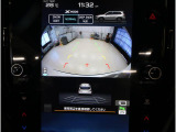 後方映像を11.6インチディスプレイに表示し、ステアリング連動ガイドラインが駐車をサポート。さらに後退時はリヤ4センサーが障害物を検知し、必要に応じてブレーキが作動します。