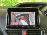 画面にはテレビ番組が表示され、停車中に映像を視聴できます。大きく見やすい表示で、休憩時間などに番組を楽しめるのがうれしいポイント。必要に応じて画面操作も行えます。
